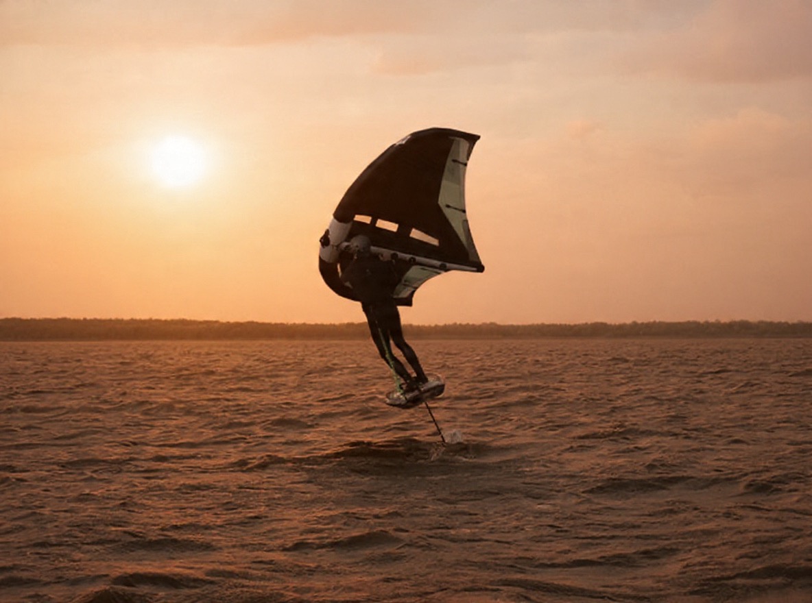 Thomas Jäckel beim Wingfoilen in der Abendsonne
